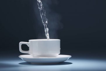 پنج فایده شگفت‌انگیز نوشیدن آب گرم