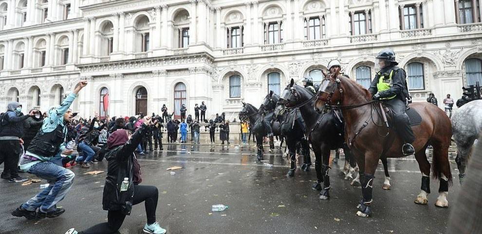حمله پلیس اسب‌سوار لندن به تظاهرات