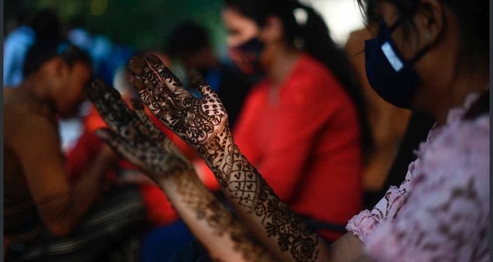 نقش و نگار حنای روی دست زنان هندی