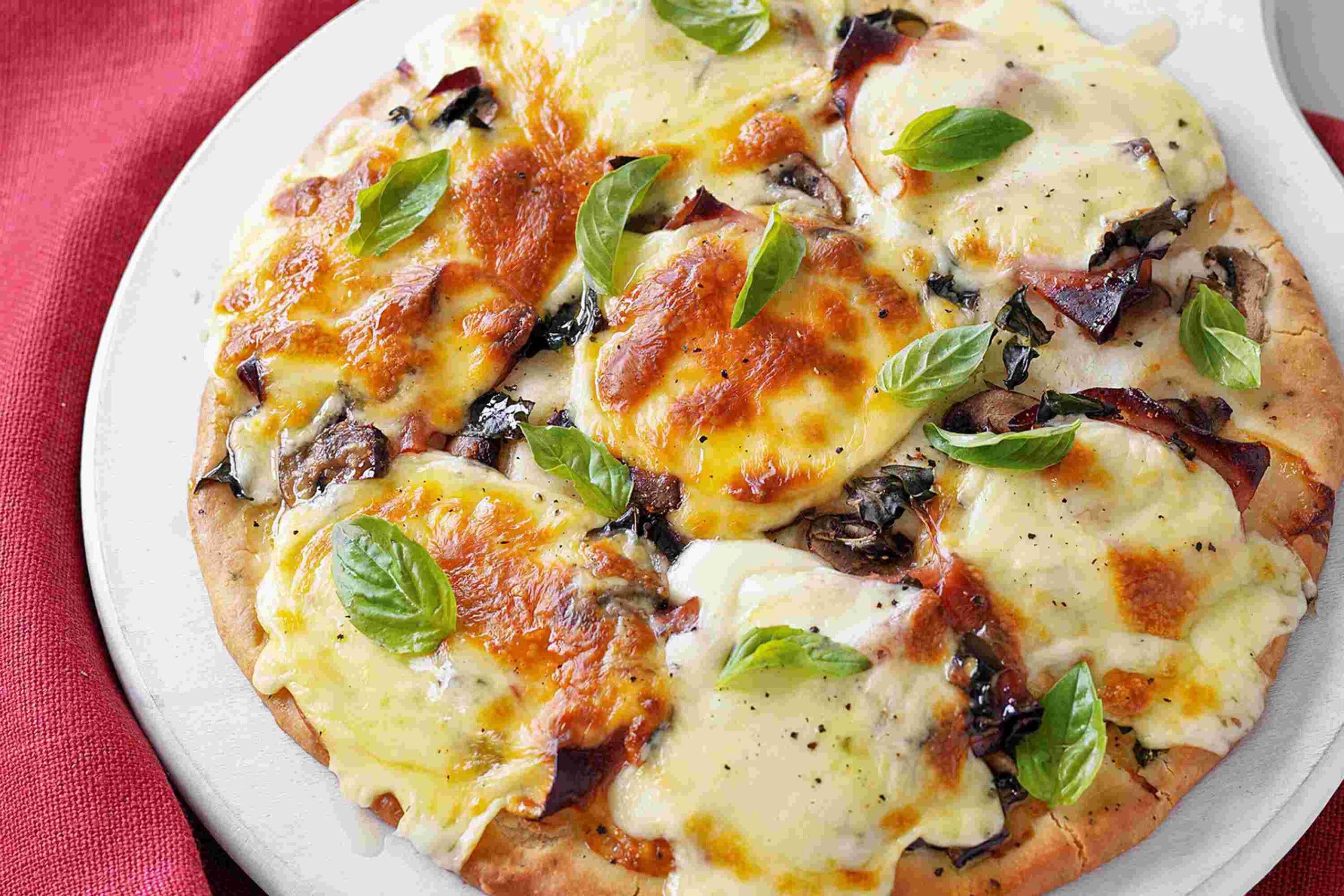 خوراک قارچ و پنیر پیتزا یک غذای فوری و لذیذ