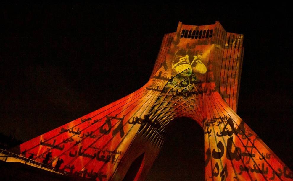 نورپردازی برج آزادی برای همدردی با مردم افغانستان
