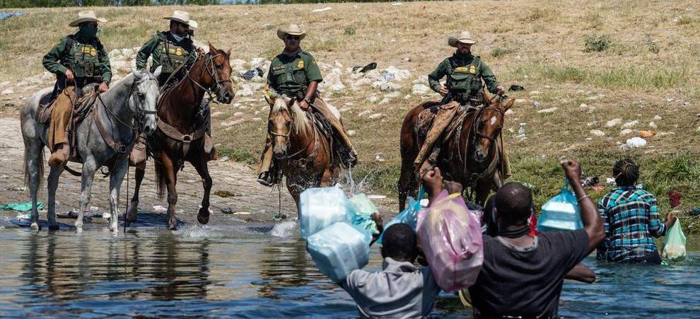 حمله مرزبانان اسب سوار آمریکا به مهاجران