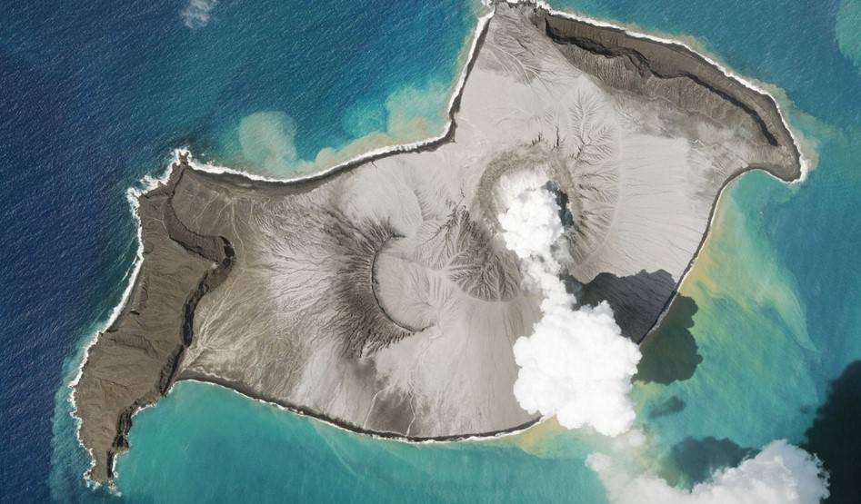 خسارات فوران آتشفشان در اقیانوس آرام + تصویر
